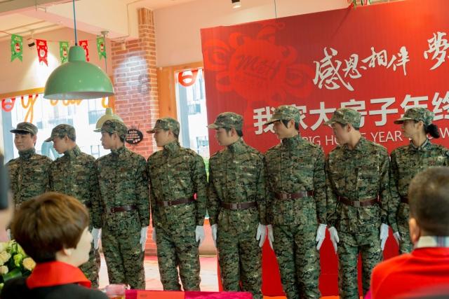 小车高速爆胎飞旋4圈 司机毫发无伤:系安全带重要性